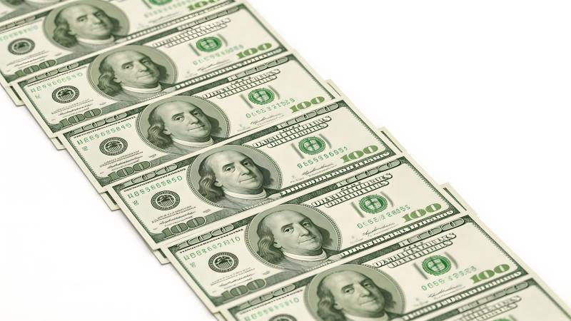 百元美钞整齐排列图片