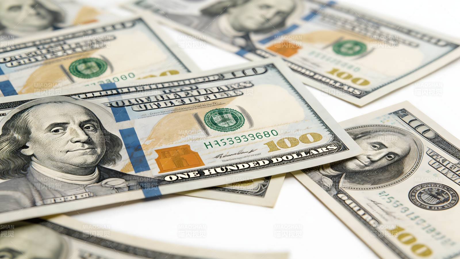 百元美钞堆叠图片