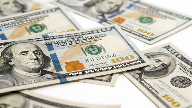 百元美钞堆叠图片