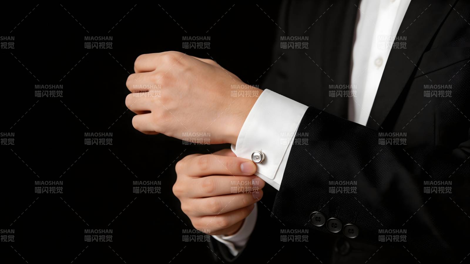 男士整理袖扣图片
