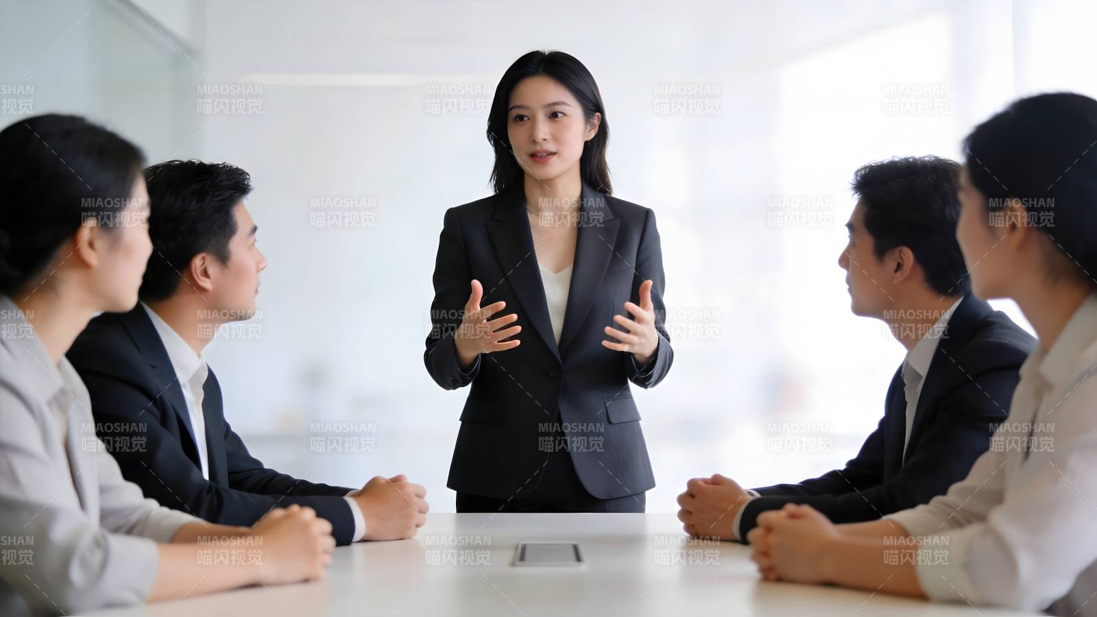 职场会议讨论图片