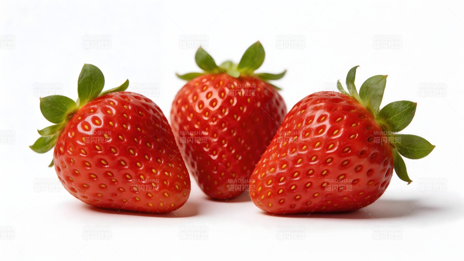 新鲜草莓三颗图片