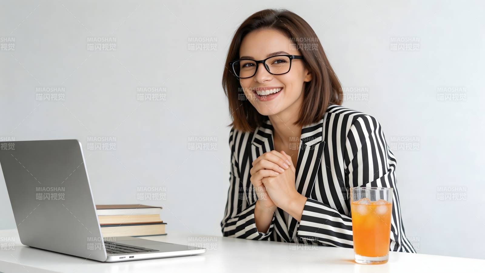 职场女性微笑办公图片