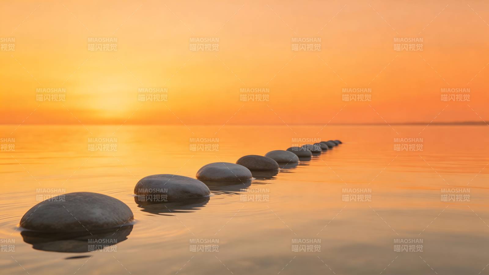 夕阳下的石径图片