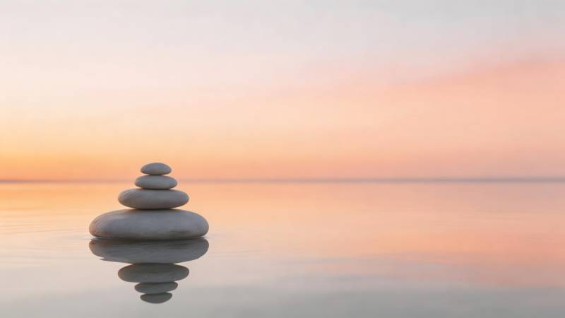 石塔映水 静谧黄昏图片