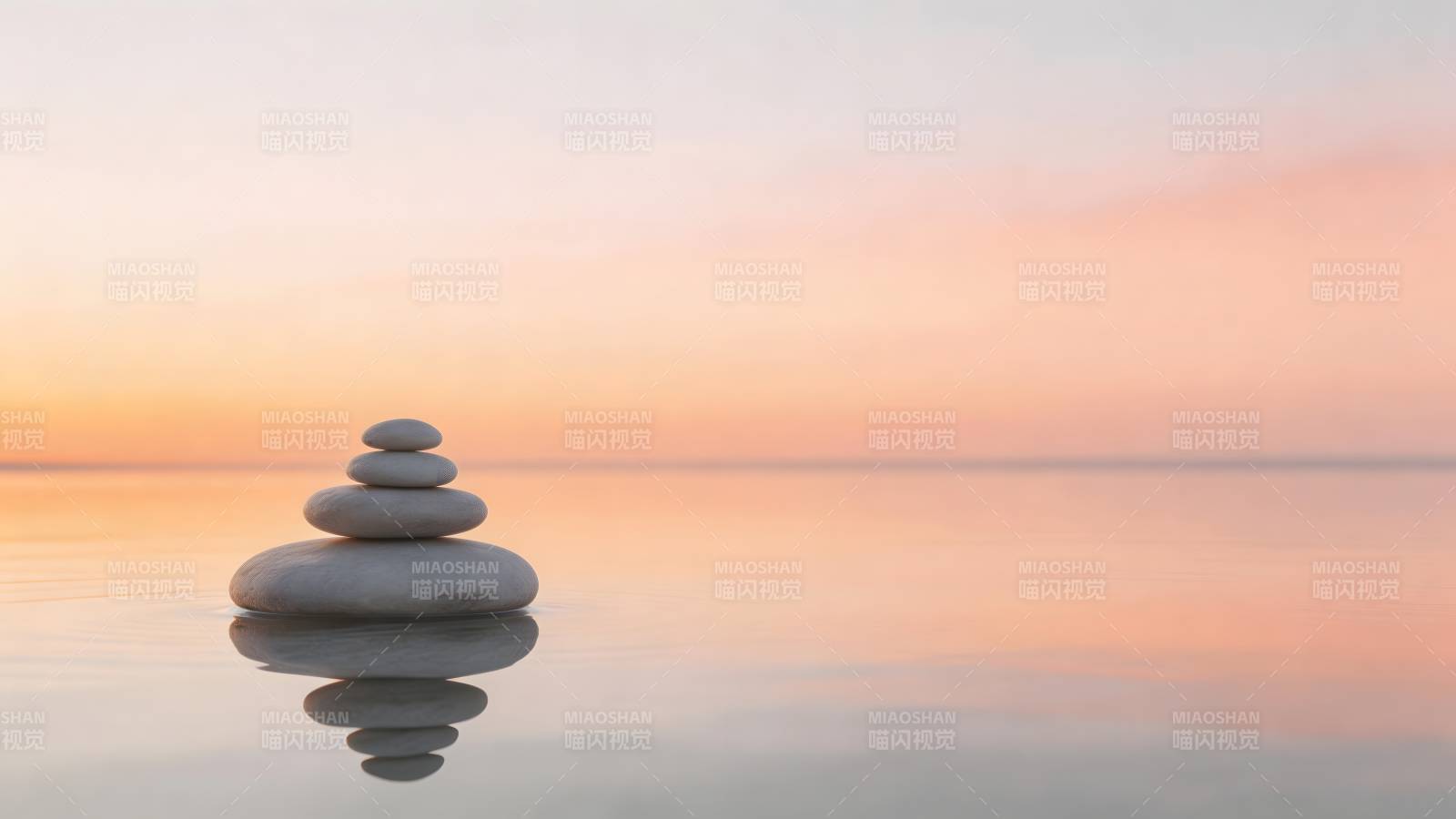 石塔映水 静谧黄昏图片