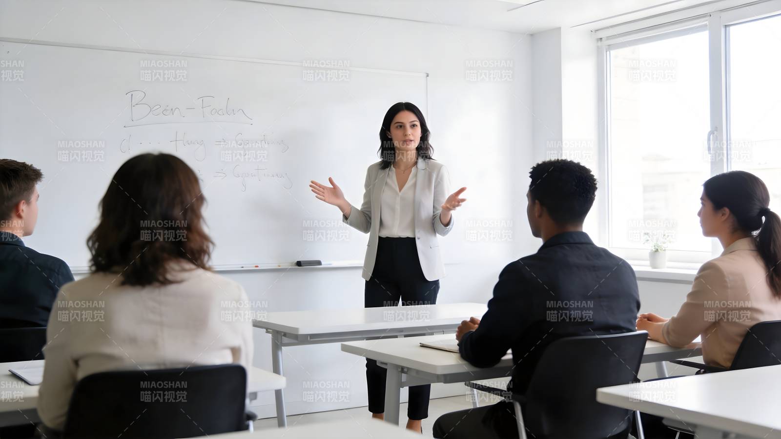 课堂讲授场景图片