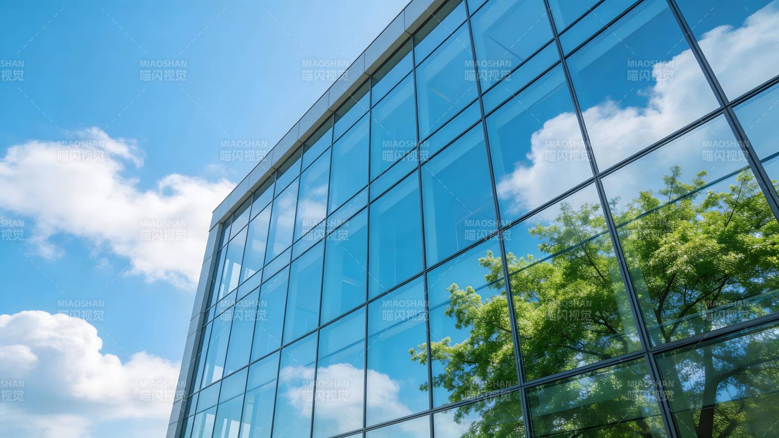 玻璃幕墙映蓝天图片