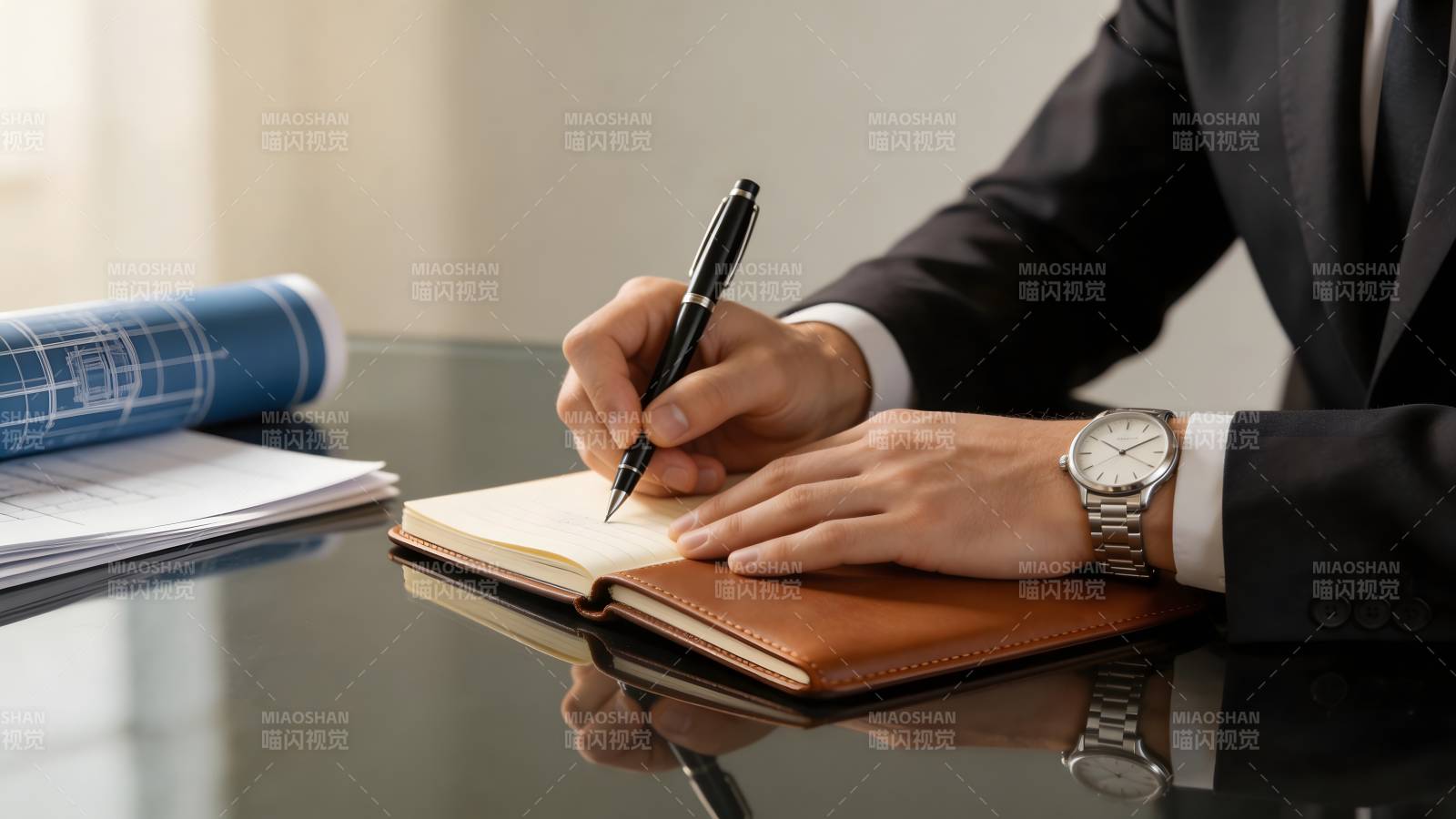 商务人士书写笔记图片