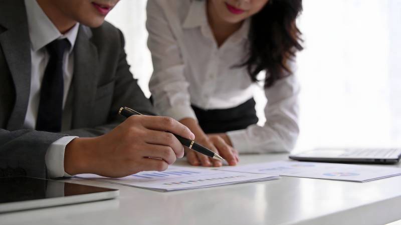 商务人士签署文件图片