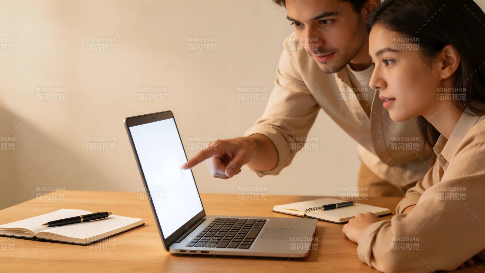 两人共看笔记本电脑图片