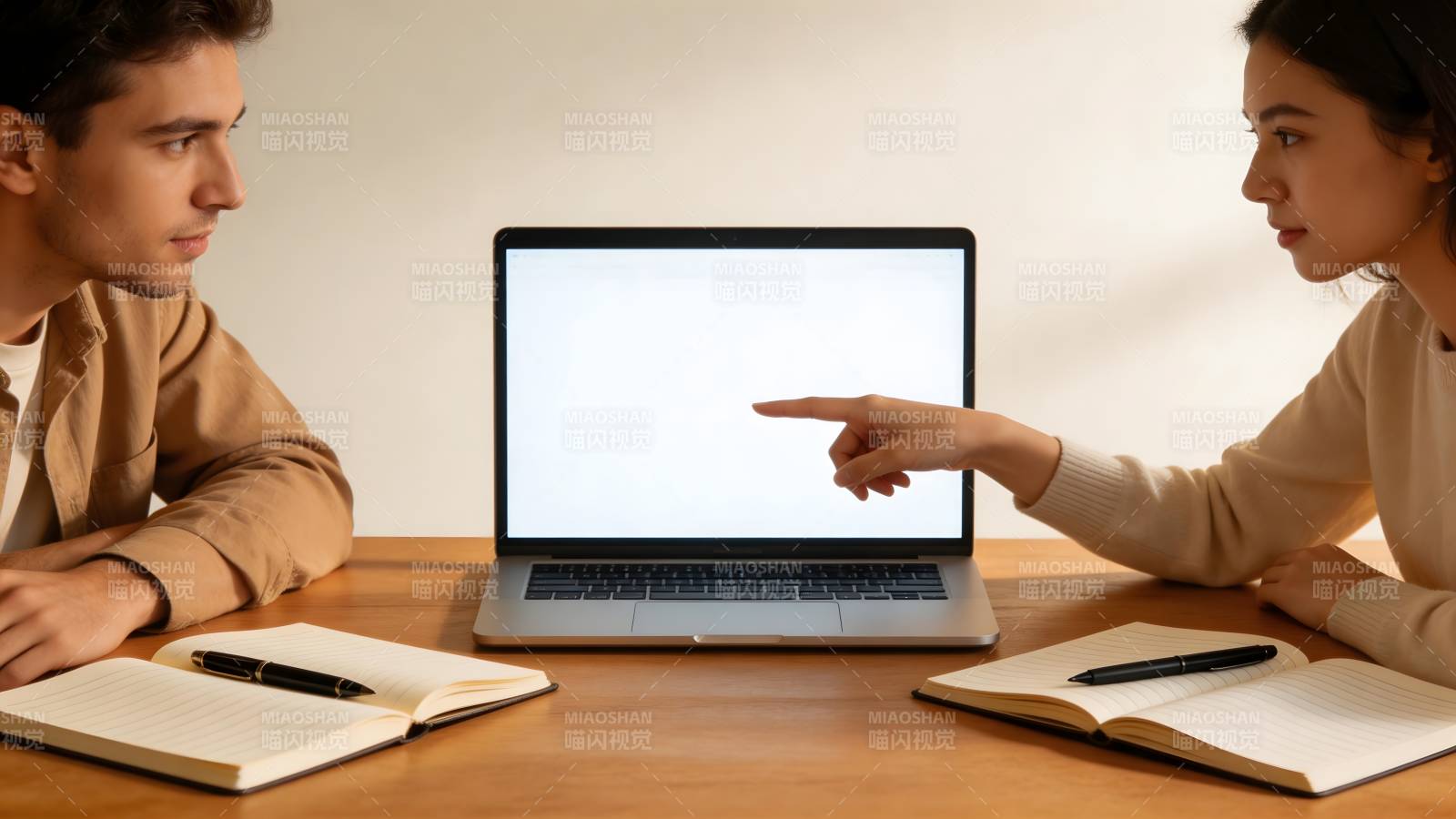 两人共用笔记本电脑图片