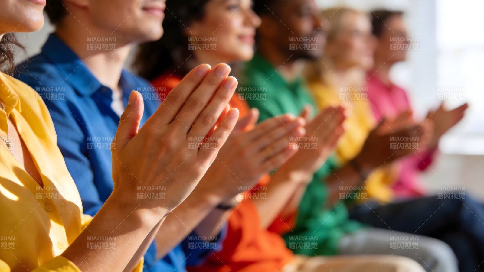 众人鼓掌致意图片