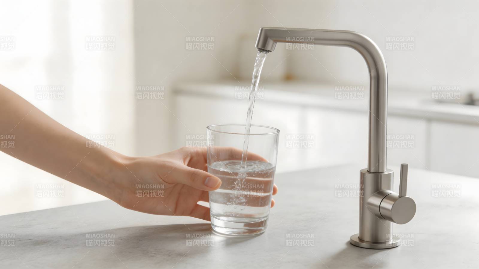 净水流入杯中图片