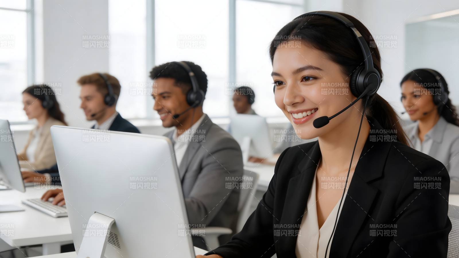 客服中心微笑服务图片