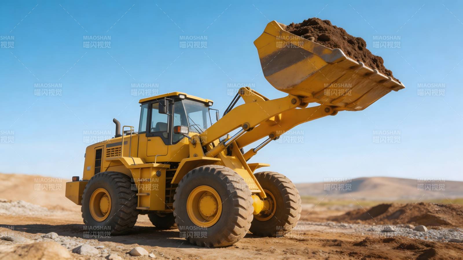 黄色装载机作业中图片