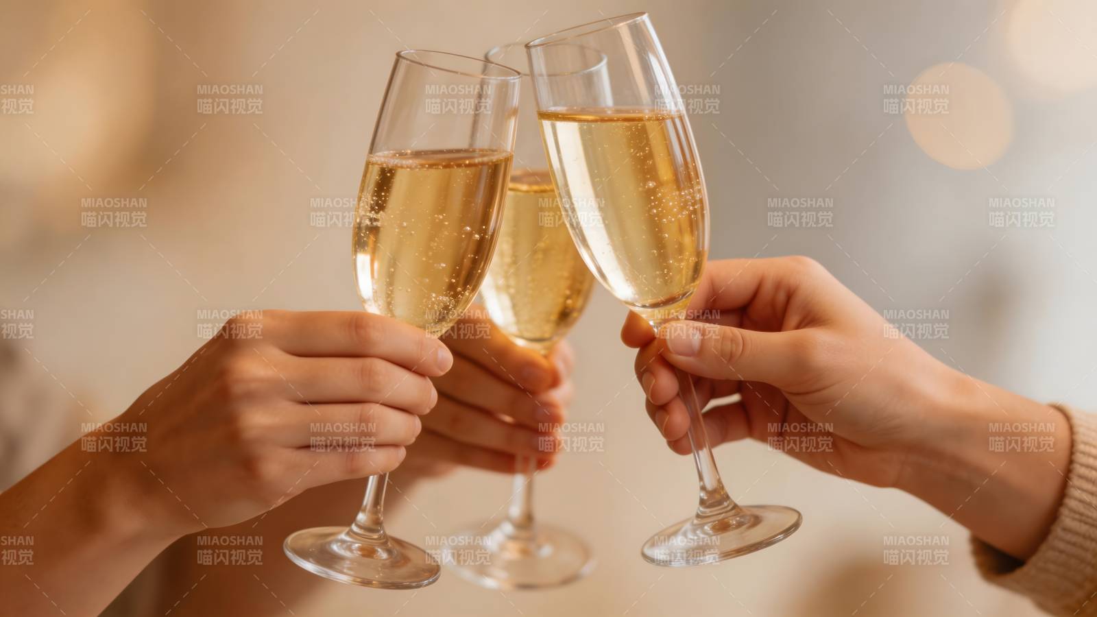 举杯共庆时刻图片