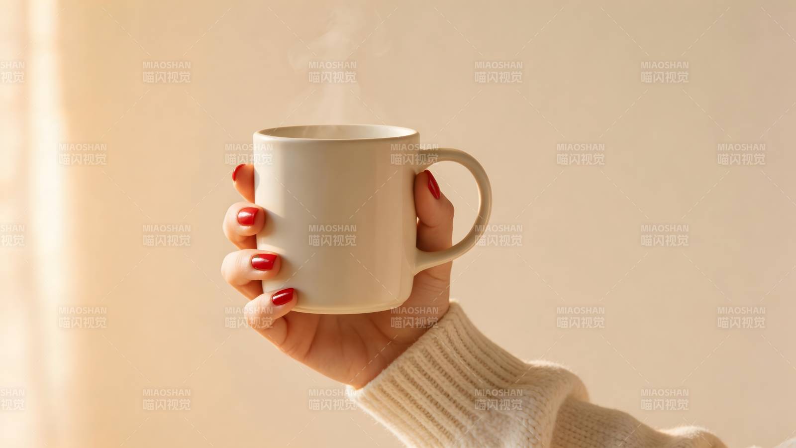 手捧热杯 温暖时光图片