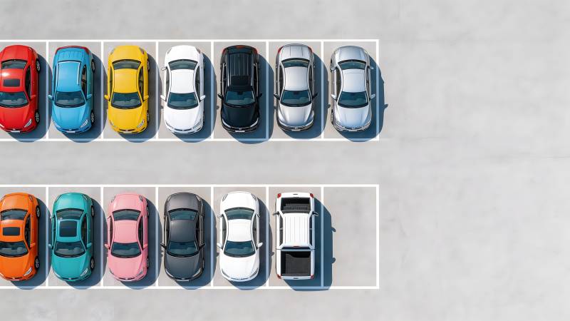 整齐排列的彩色汽车图片