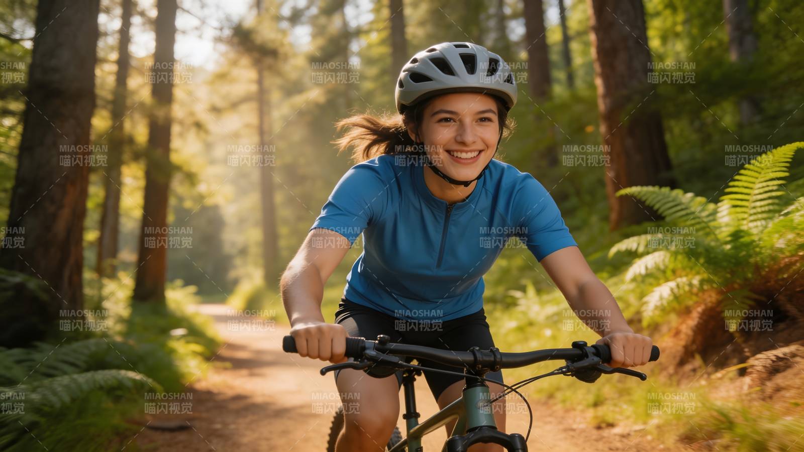 森林骑行乐图片