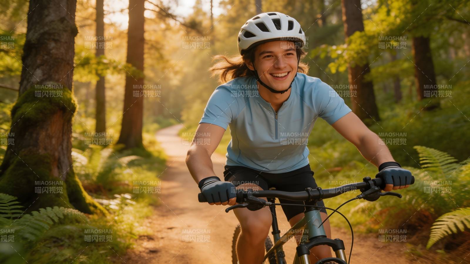 林间骑行 笑容灿烂图片