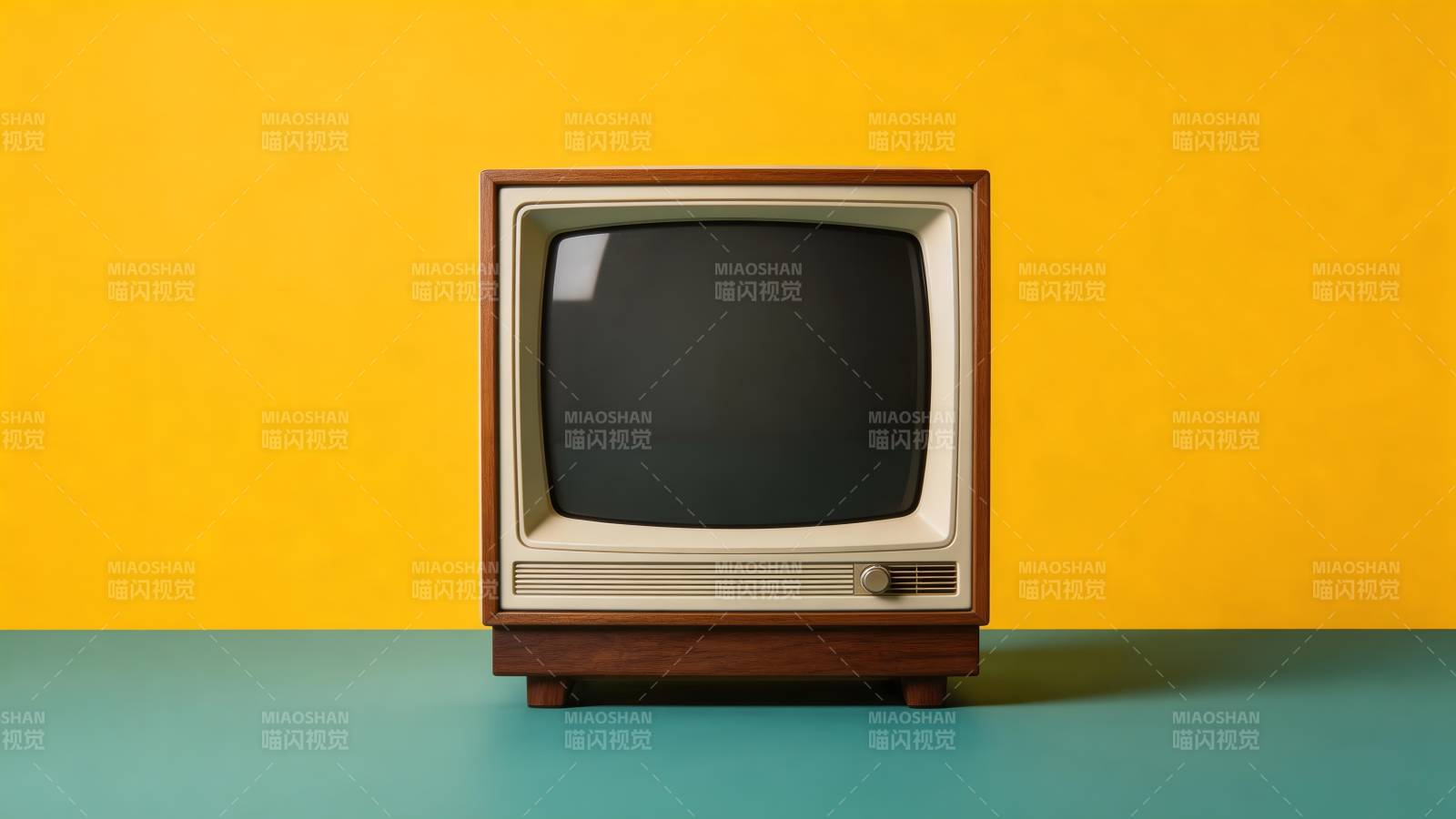 复古电视静立黄墙前图片
