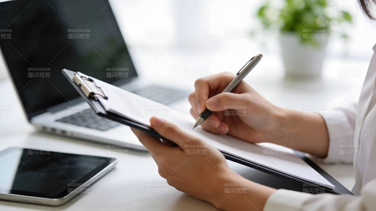 办公桌前专注书写图片