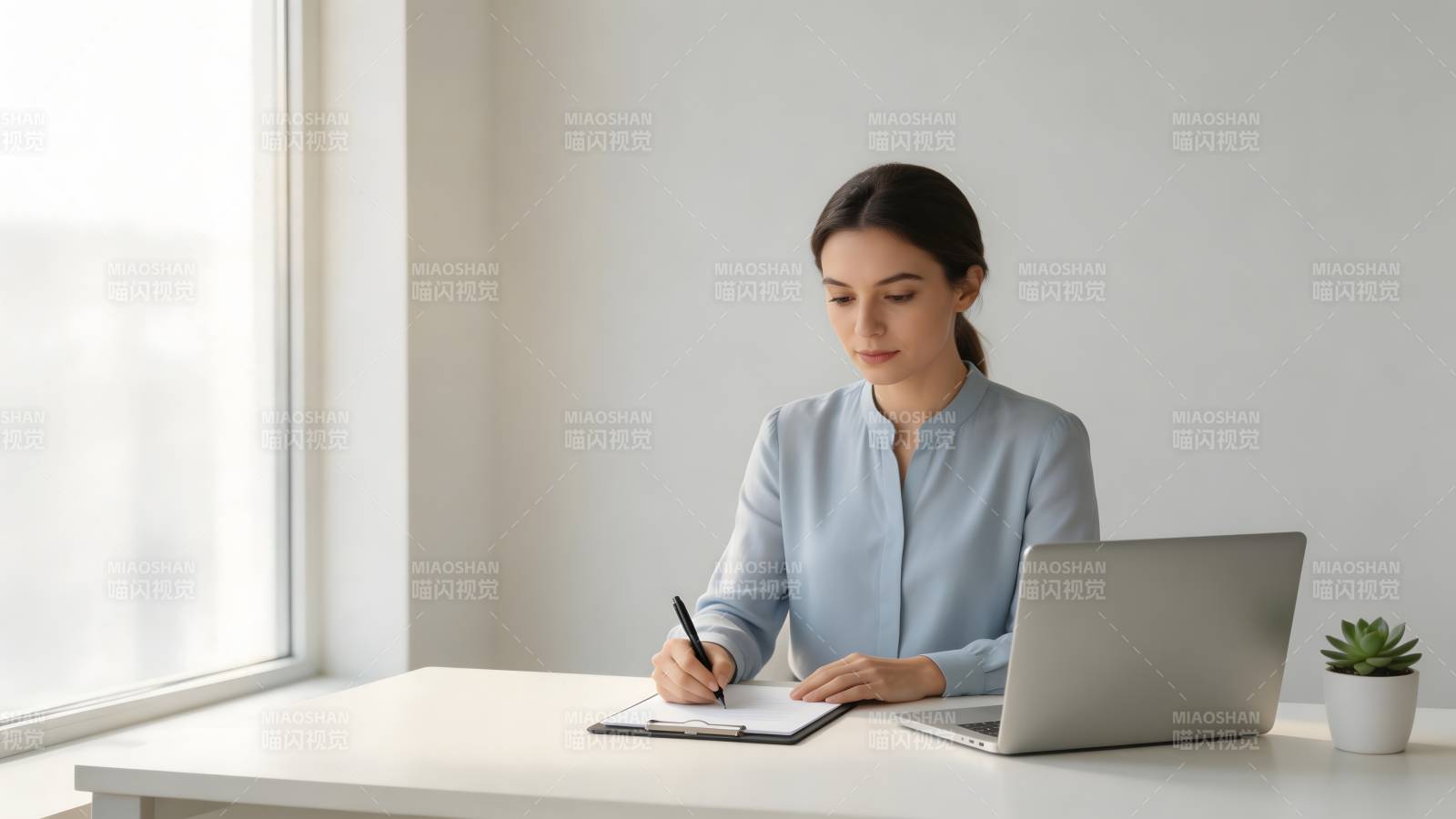 专注工作的女性图片