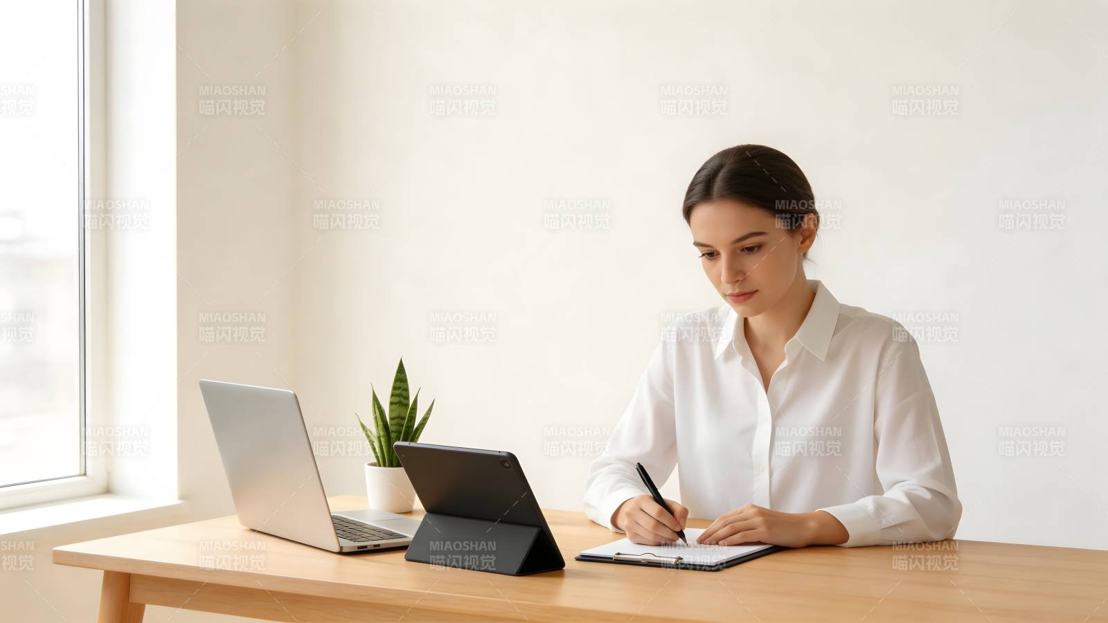 专注工作的女性图片