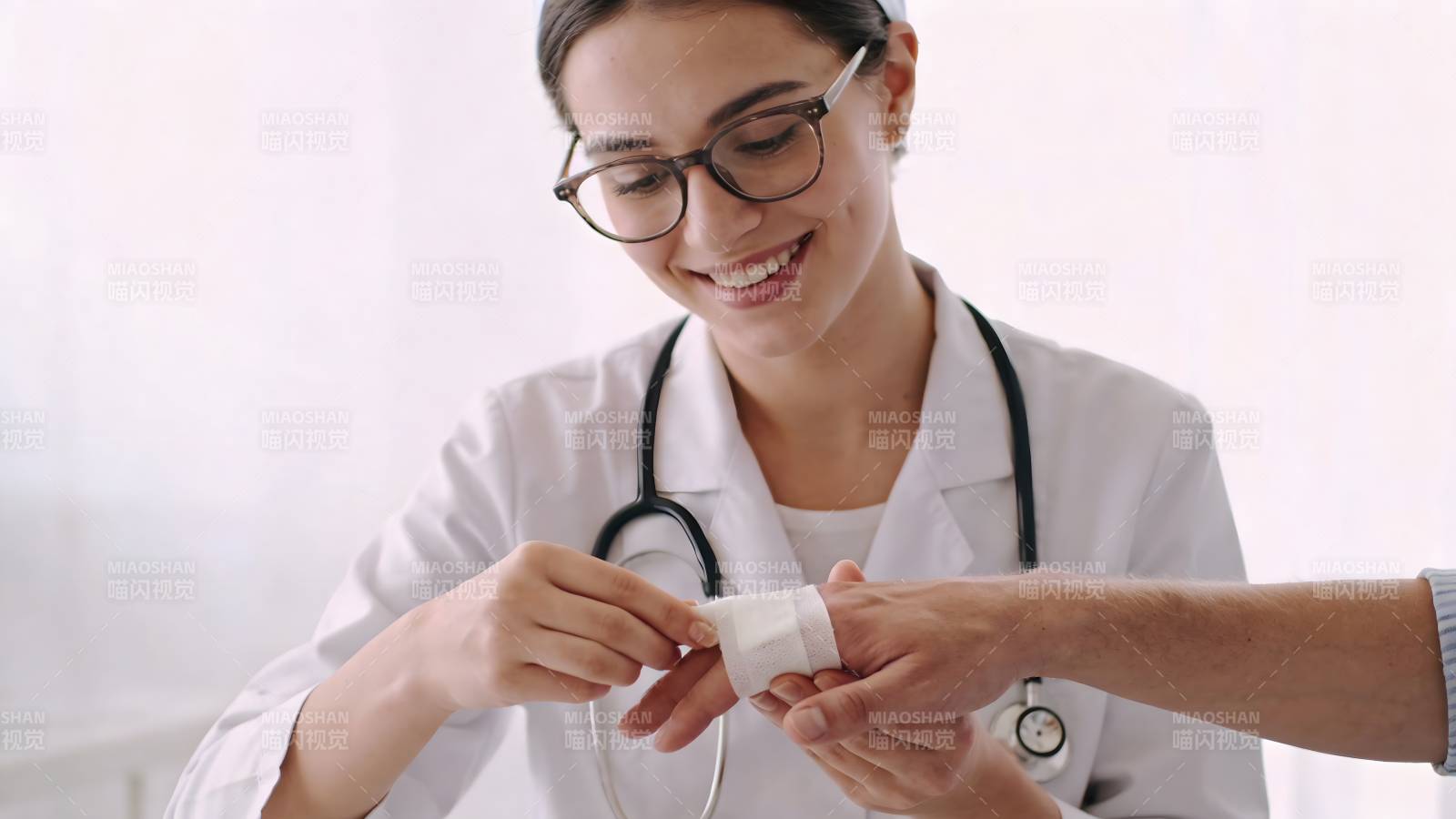 医生为患者包扎伤口图片