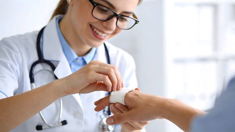 医生为患者包扎伤口图片