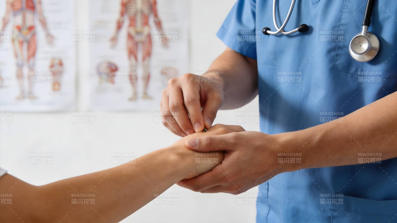 医生检查患者手腕图片
