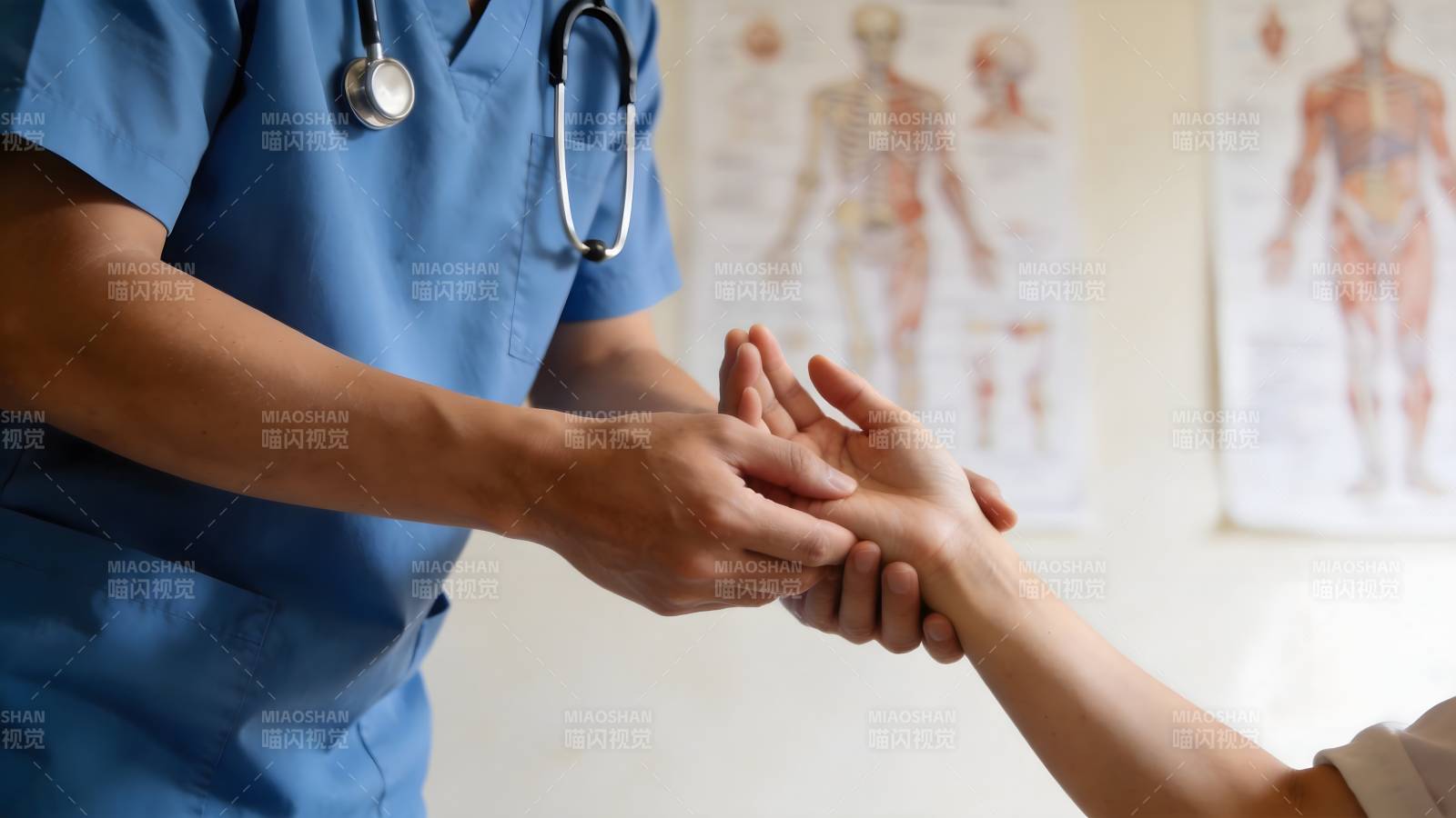 医生检查患者手腕图片