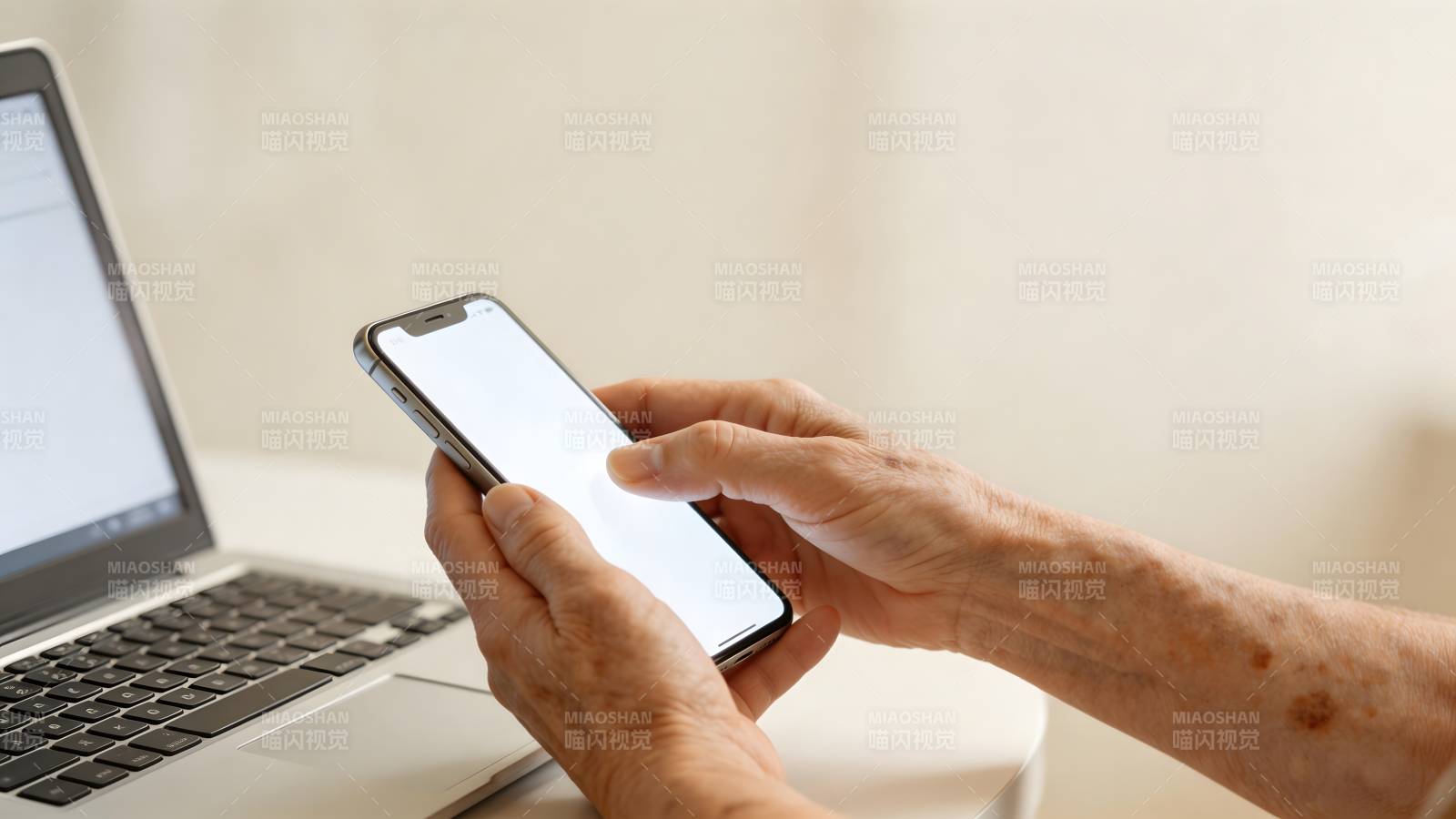 老人使用智能手机图片