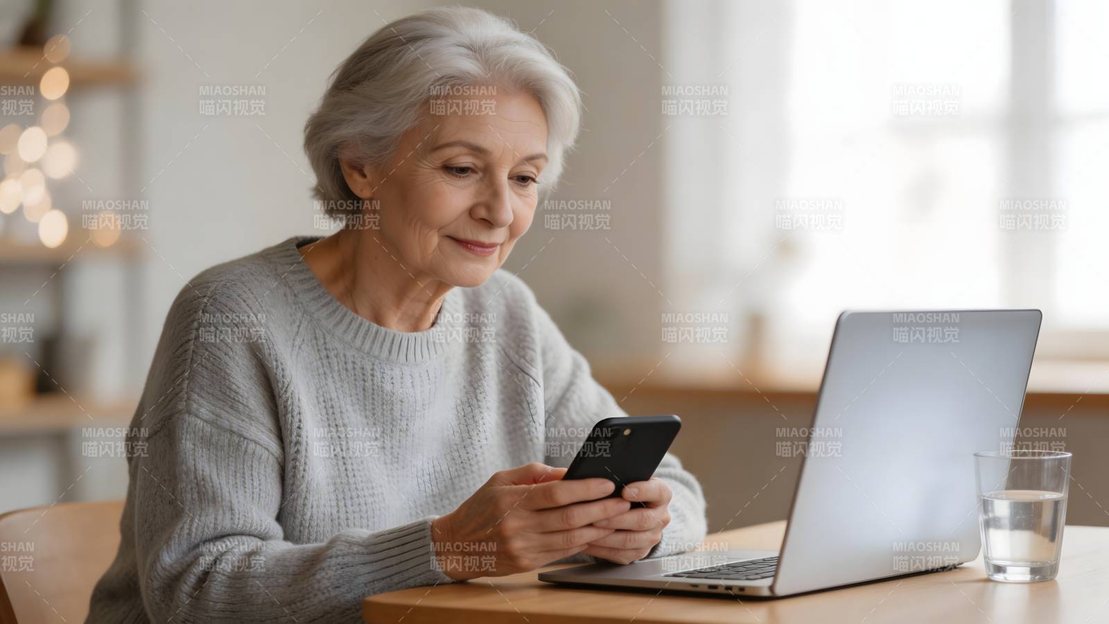 老人使用手机与电脑图片