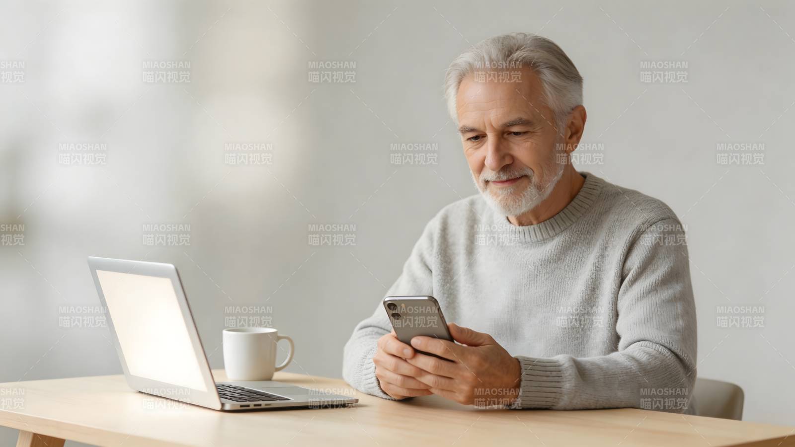 老人专注看手机图片