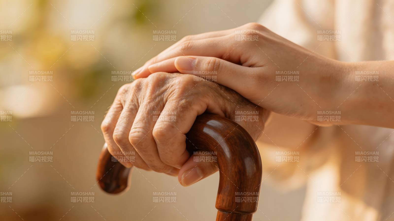 温暖的手握拐杖图片