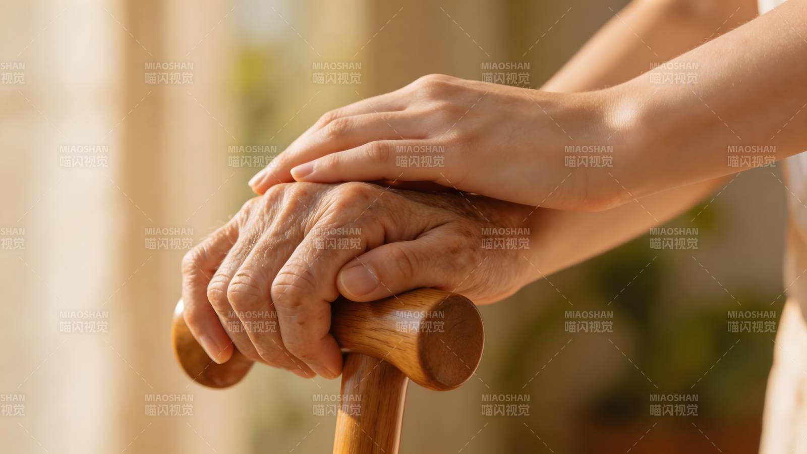 温暖的手掌相握图片