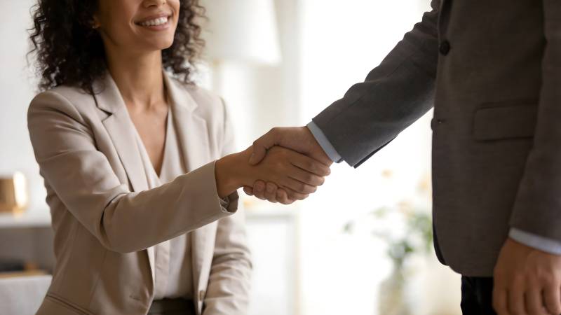 商务握手合作瞬间图片