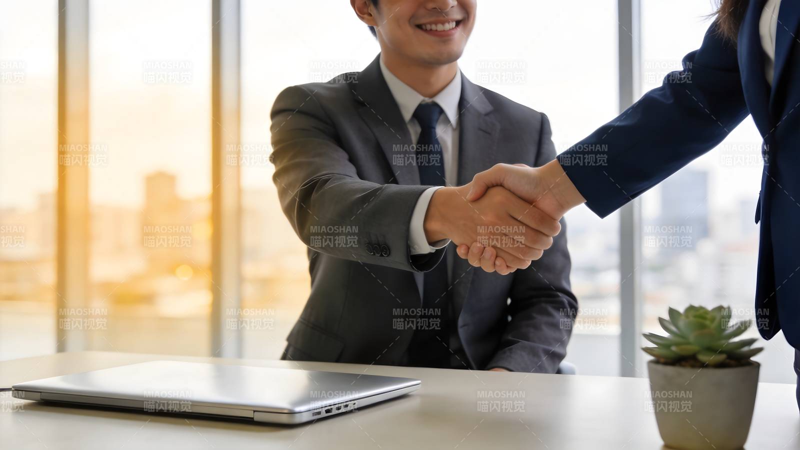 商务握手合作图片