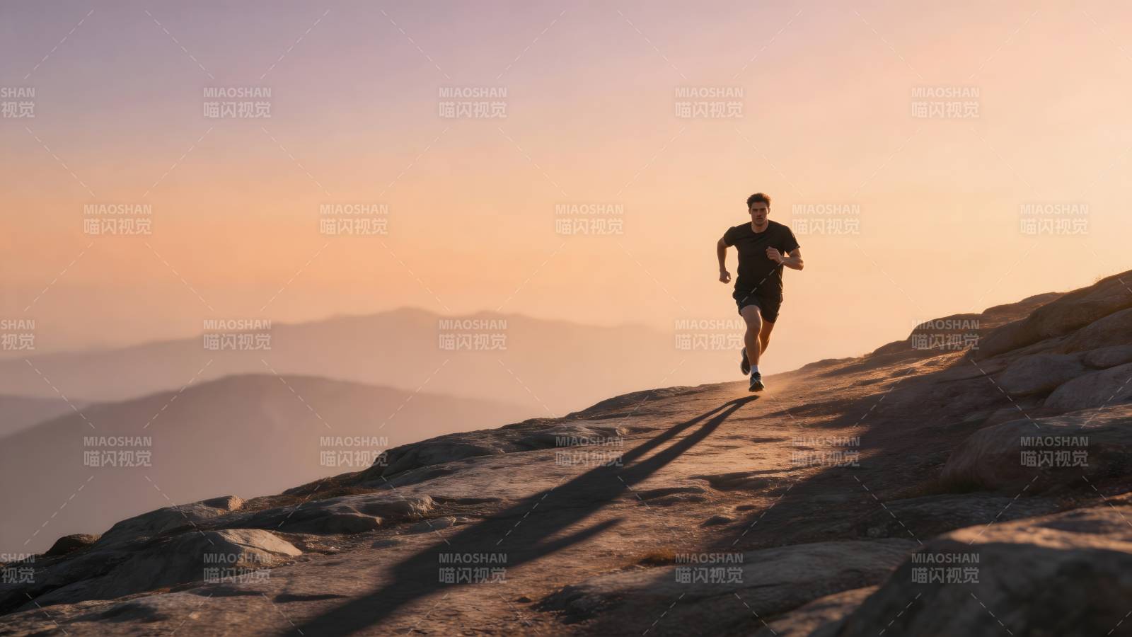山顶奔跑的剪影图片