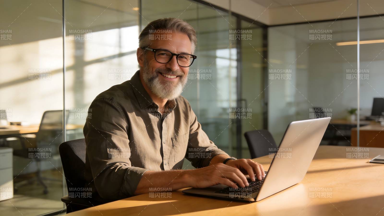 微笑男士办公场景图片