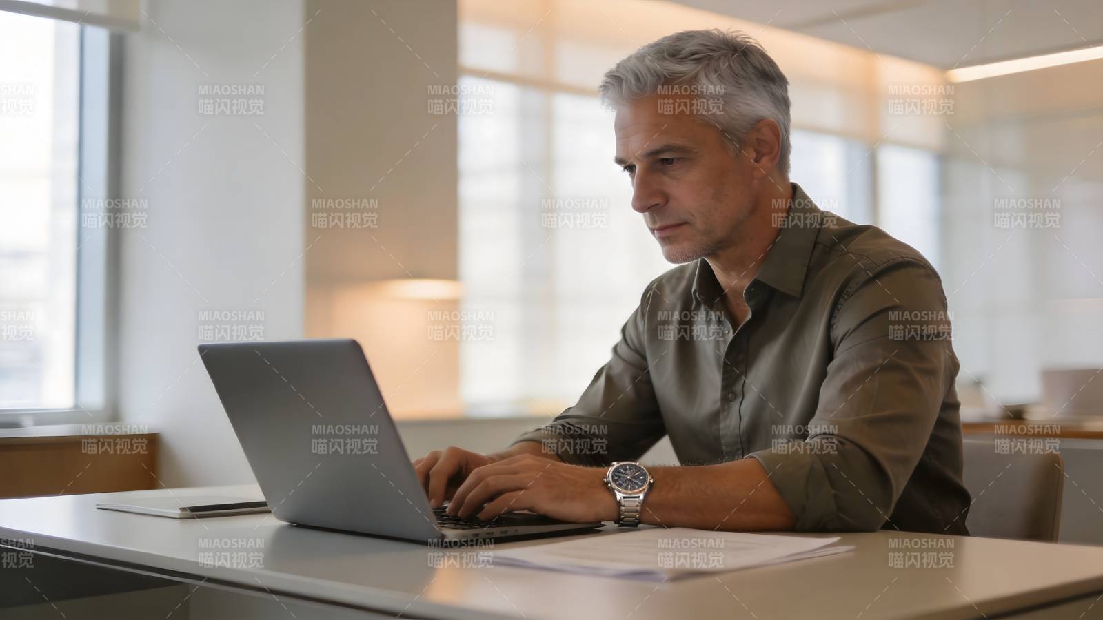 专注工作中的男士图片