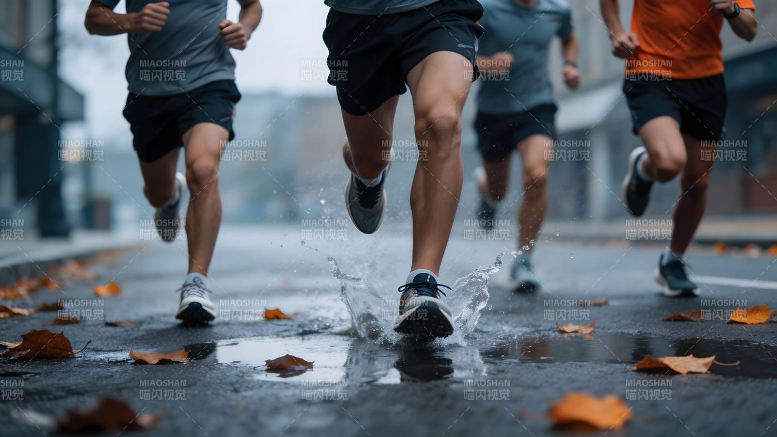 雨中奔跑的跑者图片