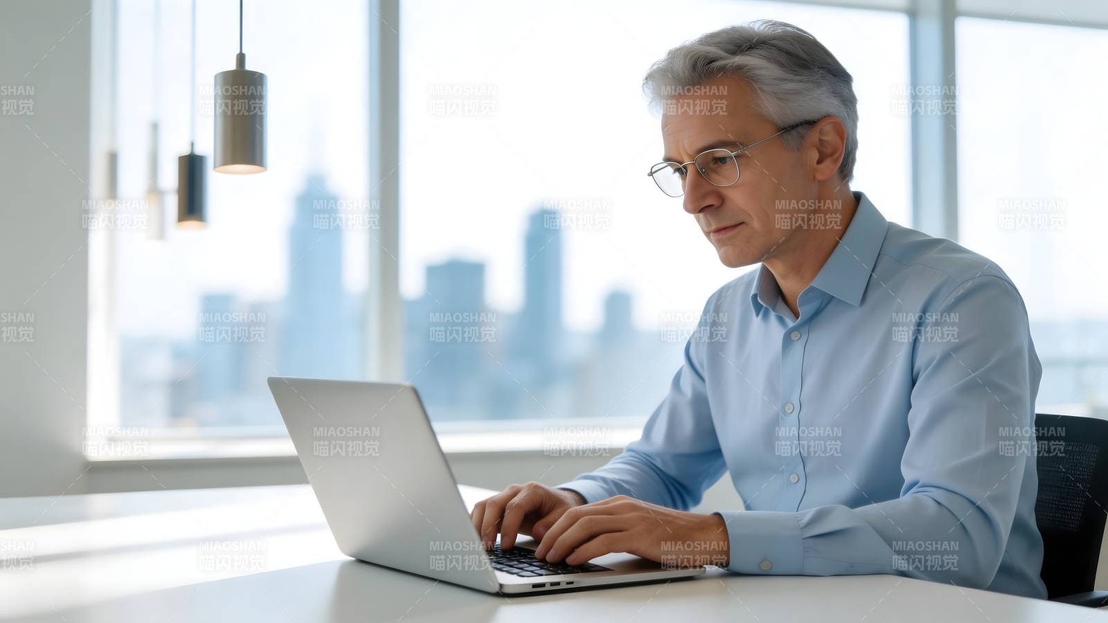 办公桌前专注工作图片