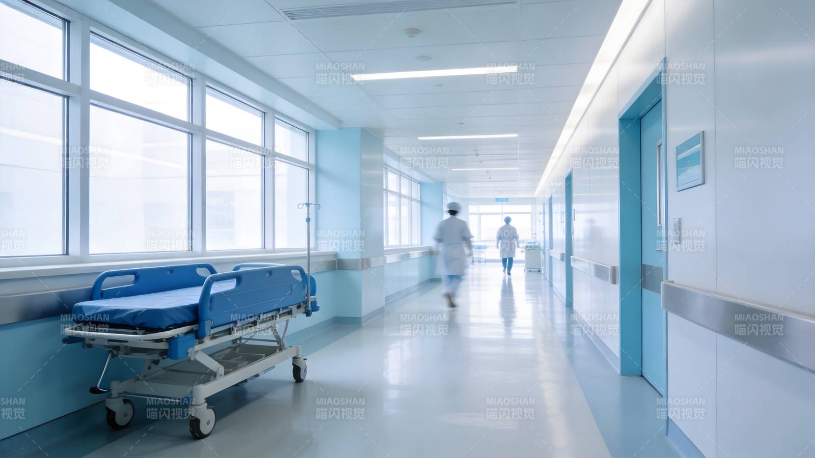 医院走廊静谧前行图片