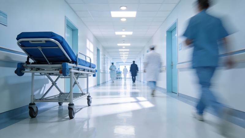 医院走廊忙碌景象图片