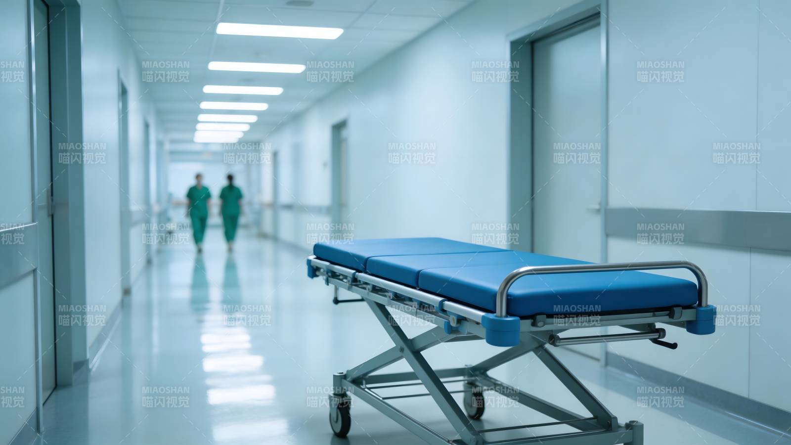 医院走廊静谧前行图片
