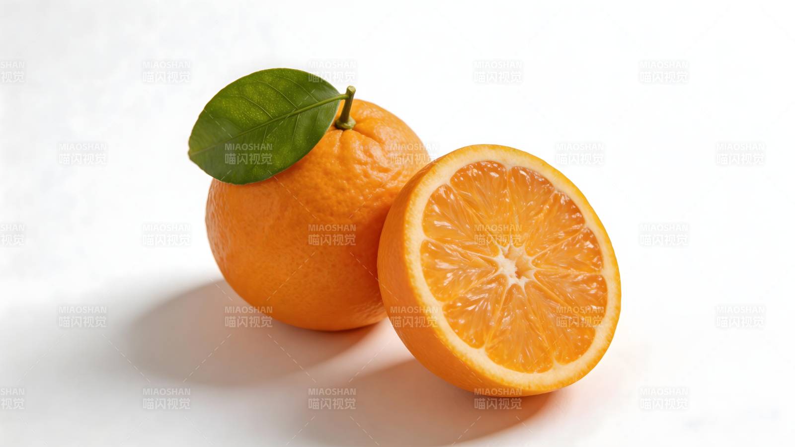 新鲜橙子切开一半图片
