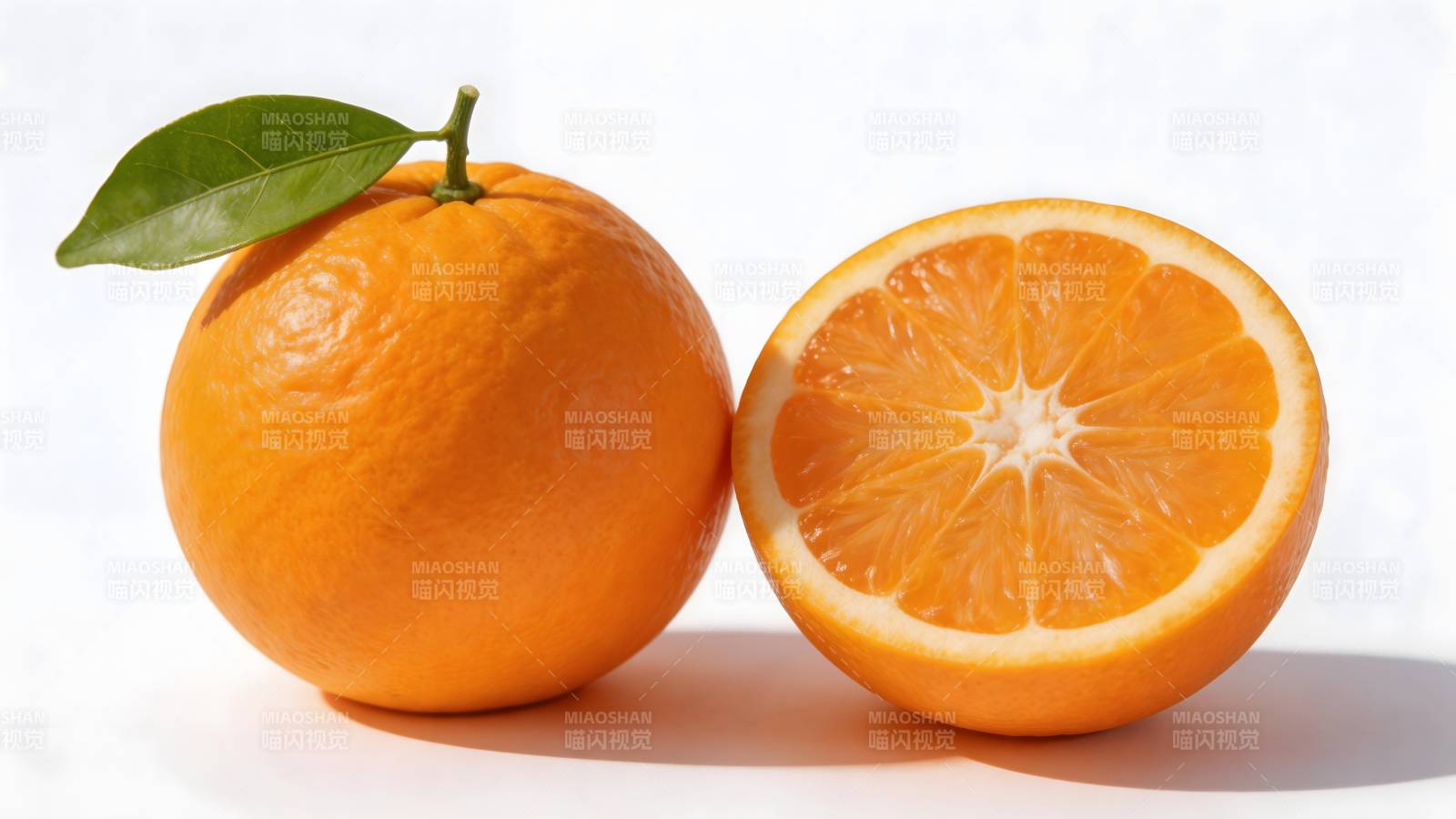 新鲜橙子切半展示图片
